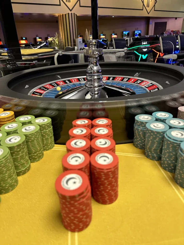 Roulette et piles de jetons au Casino Partouche Annemasse