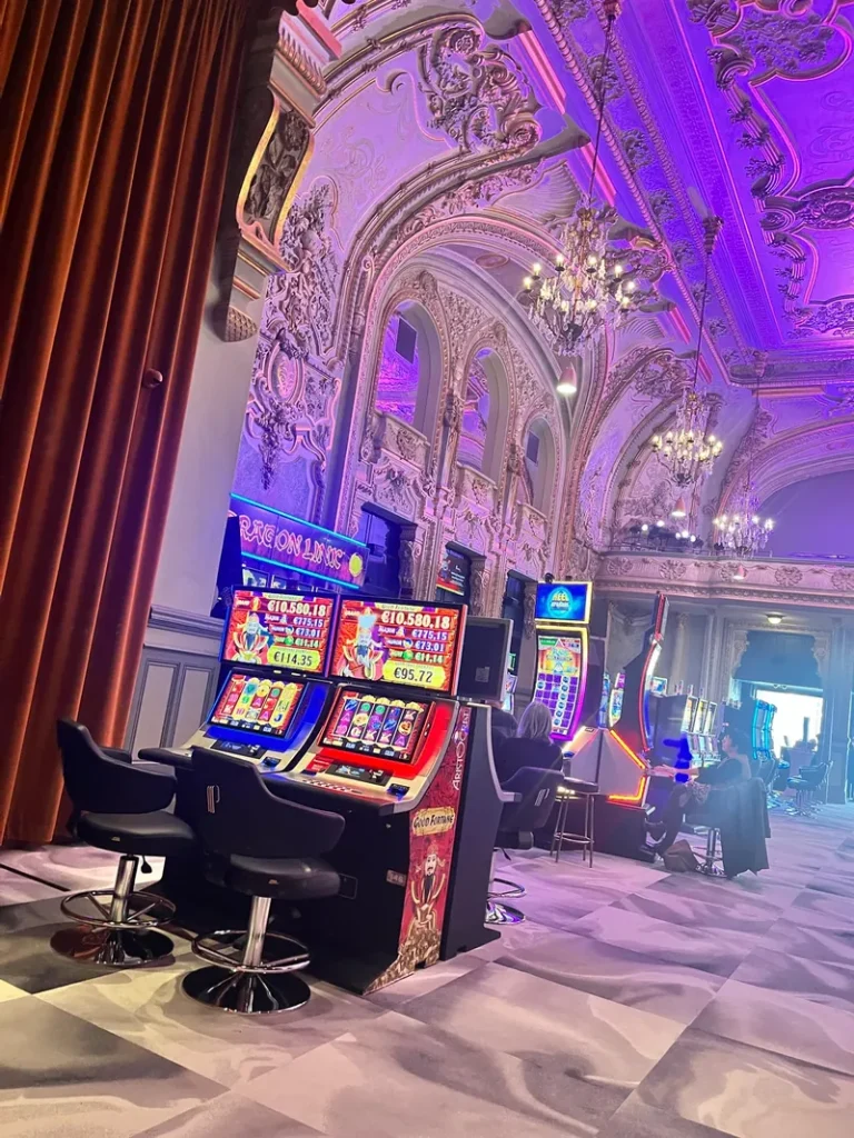 Machines à sous sous les plafonds ornés du Casino Partouche Contrexéville