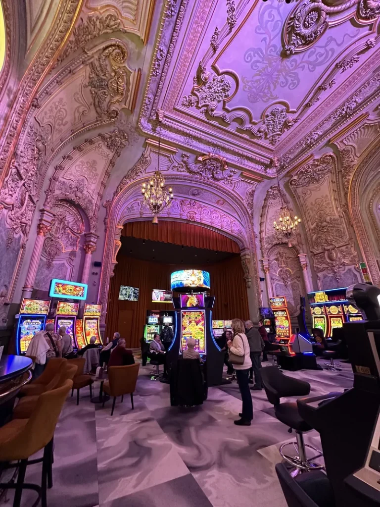 Machines à sous dans la salle historique du Casino Partouche Contrexéville