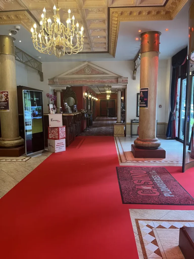 Entrée intérieure avec tapis rouge du Casino Partouche Plombières-les-Bains