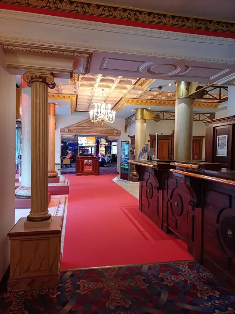 Hall d’accueil orné du Casino Partouche Plombières-les-Bains