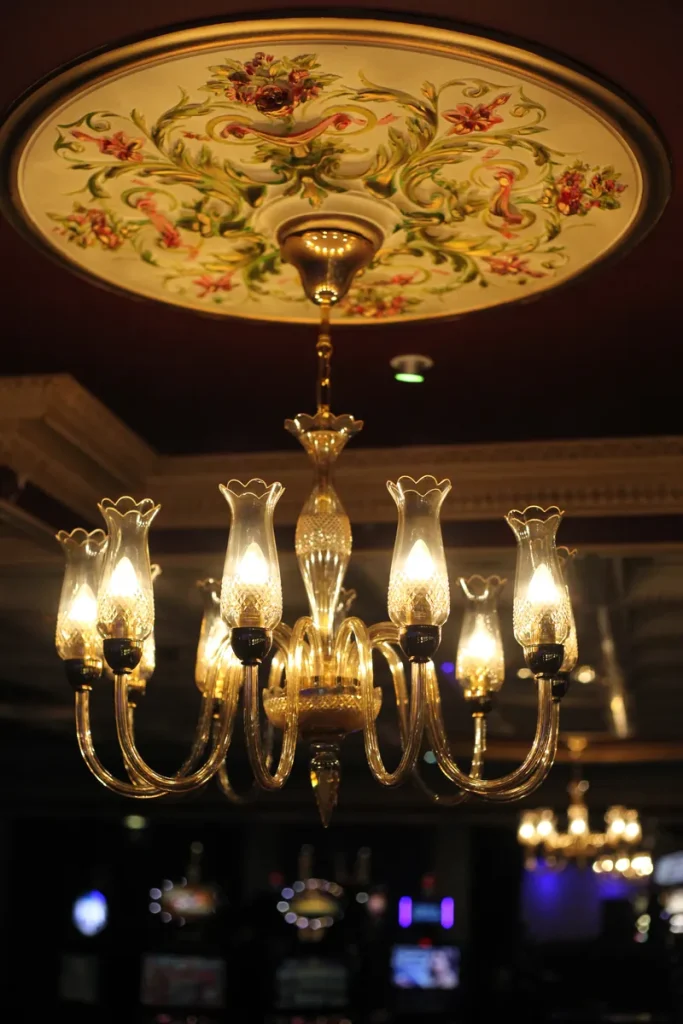 Lustre ancien et plafond décoré du Casino Partouche Plombières-les-Bains