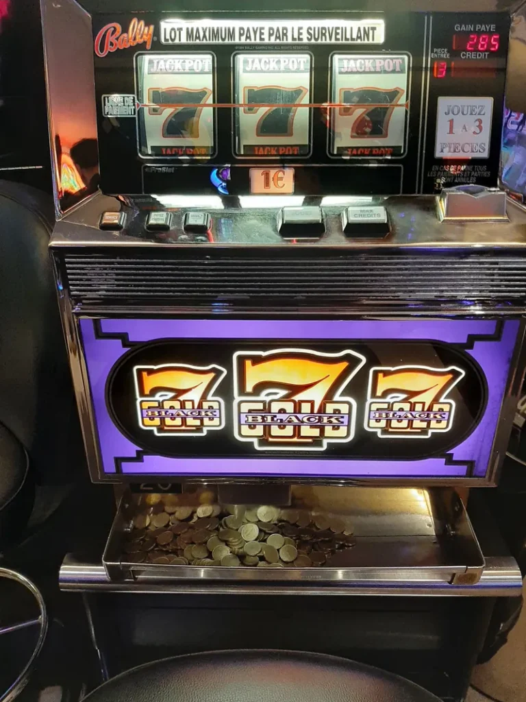 Machine à sous rétro avec symboles 777 au Casino Partouche Plouescat