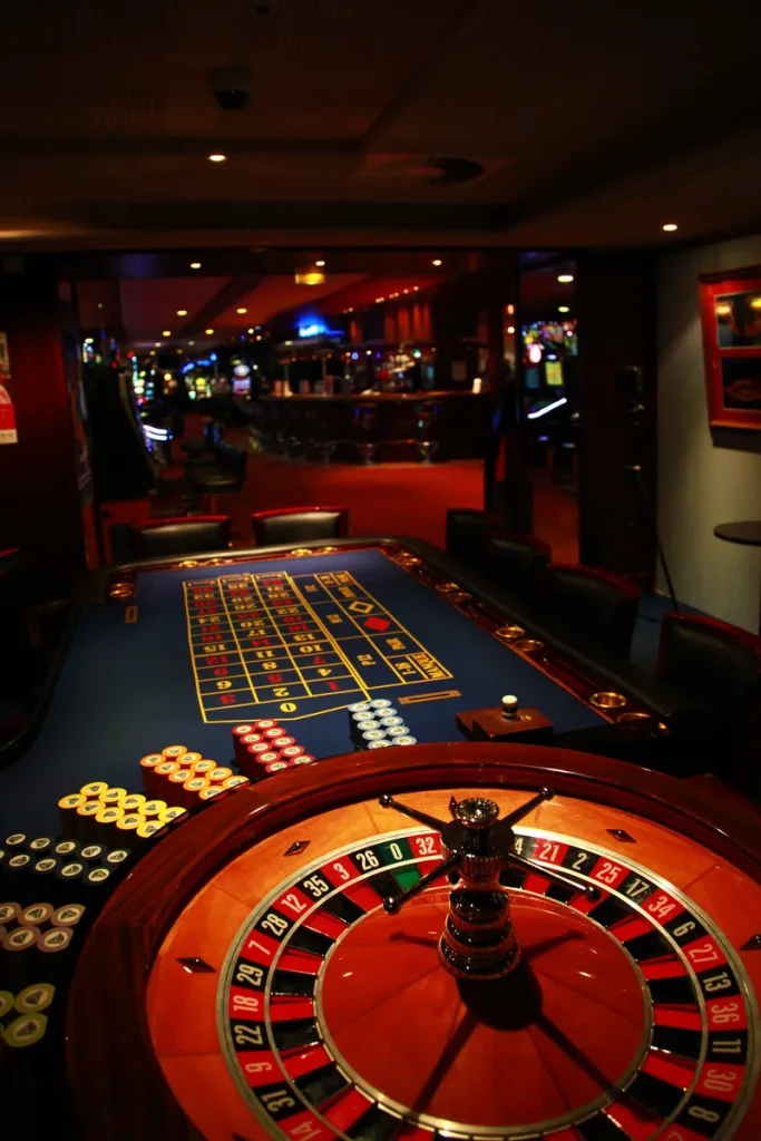 Roulette traditionnelle dans la salle de jeux du Casino Partouche Plouescat