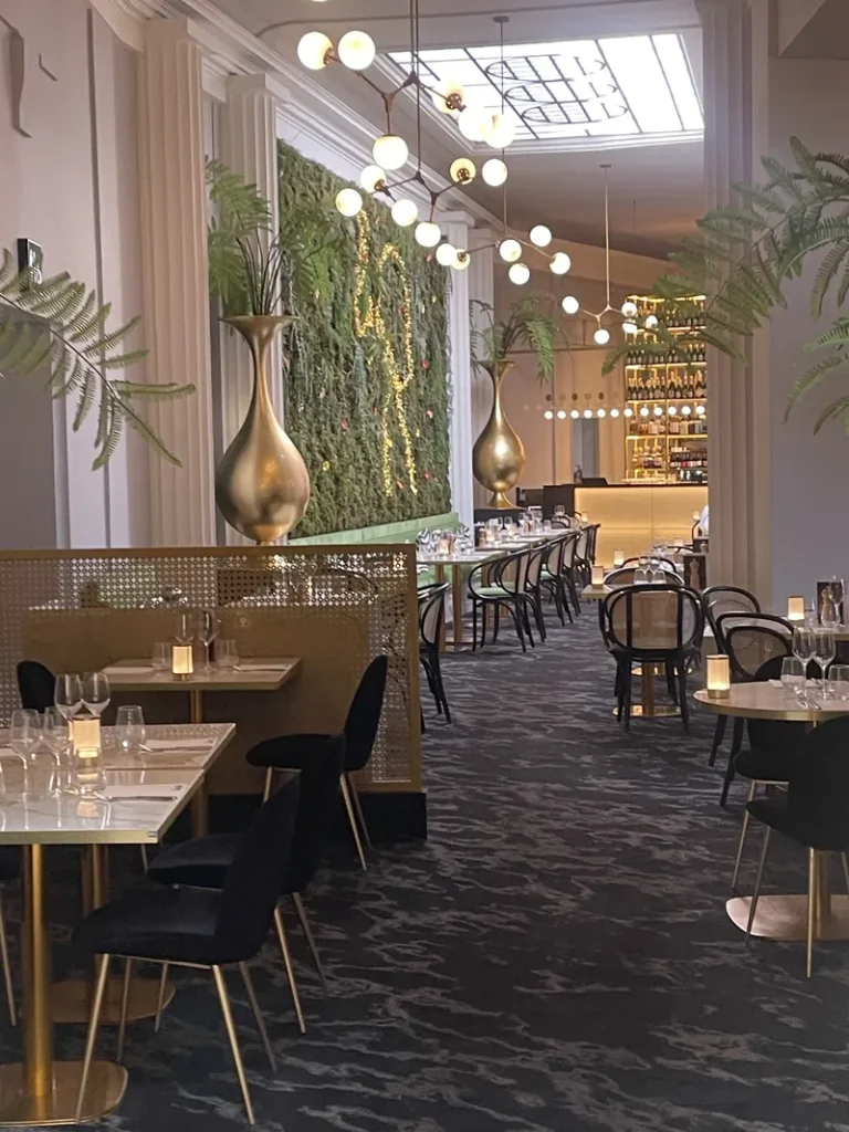 Restaurant élégant avec mur végétal au Casino Partouche Royat