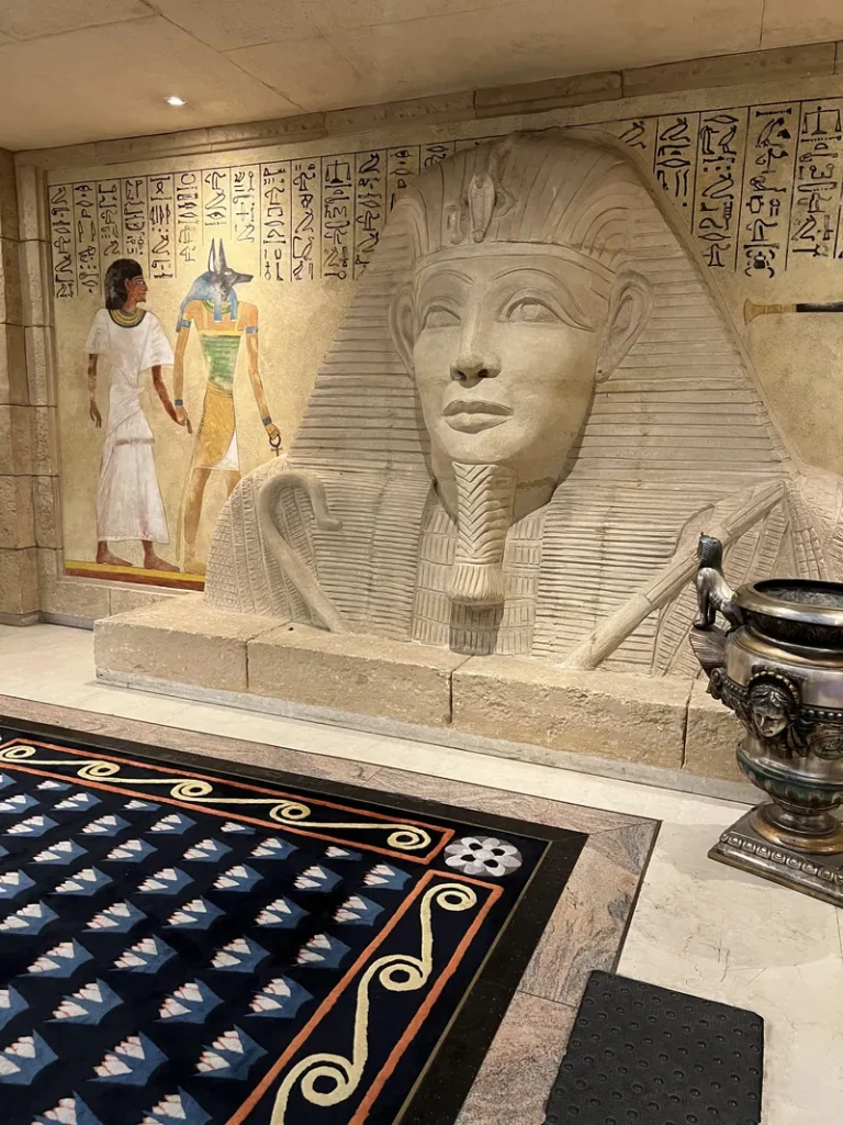 Sphinx décoratif du Grand Casino Partouche Lyon Le Pharaon