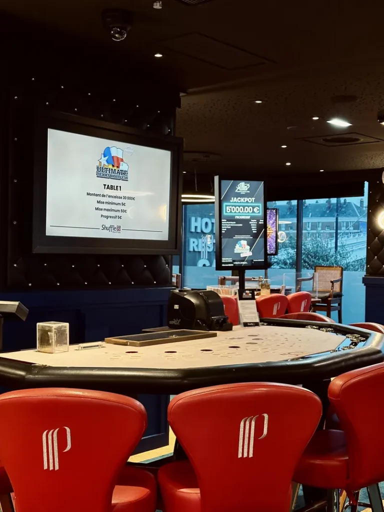 Table de jeu avec fauteuils rouges au Pasino Partouche Le Havre