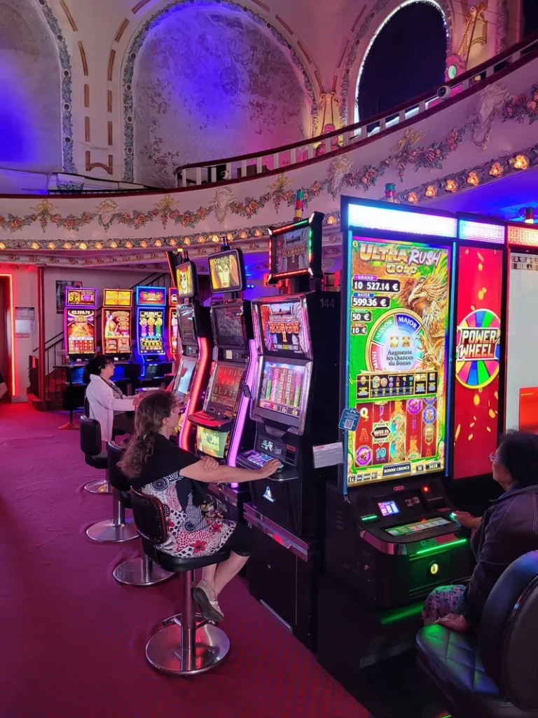 Machines à sous sous les voûtes du Casino Partouche Cabourg