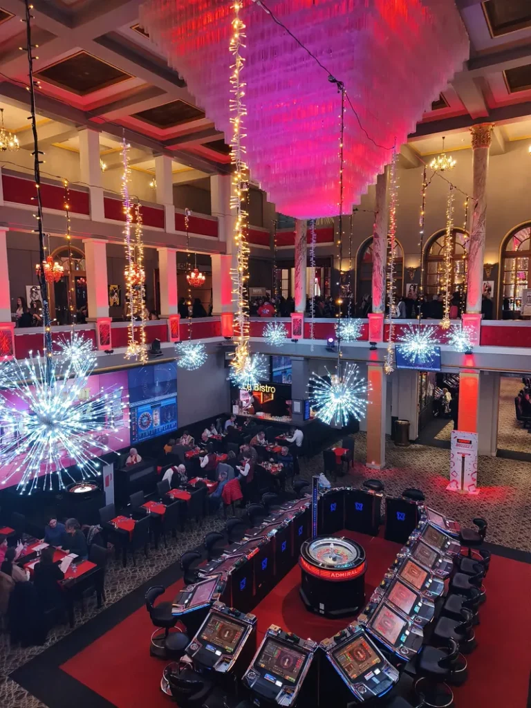 Salle de jeux au décor festif du Casino Partouche Forges Les Eaux