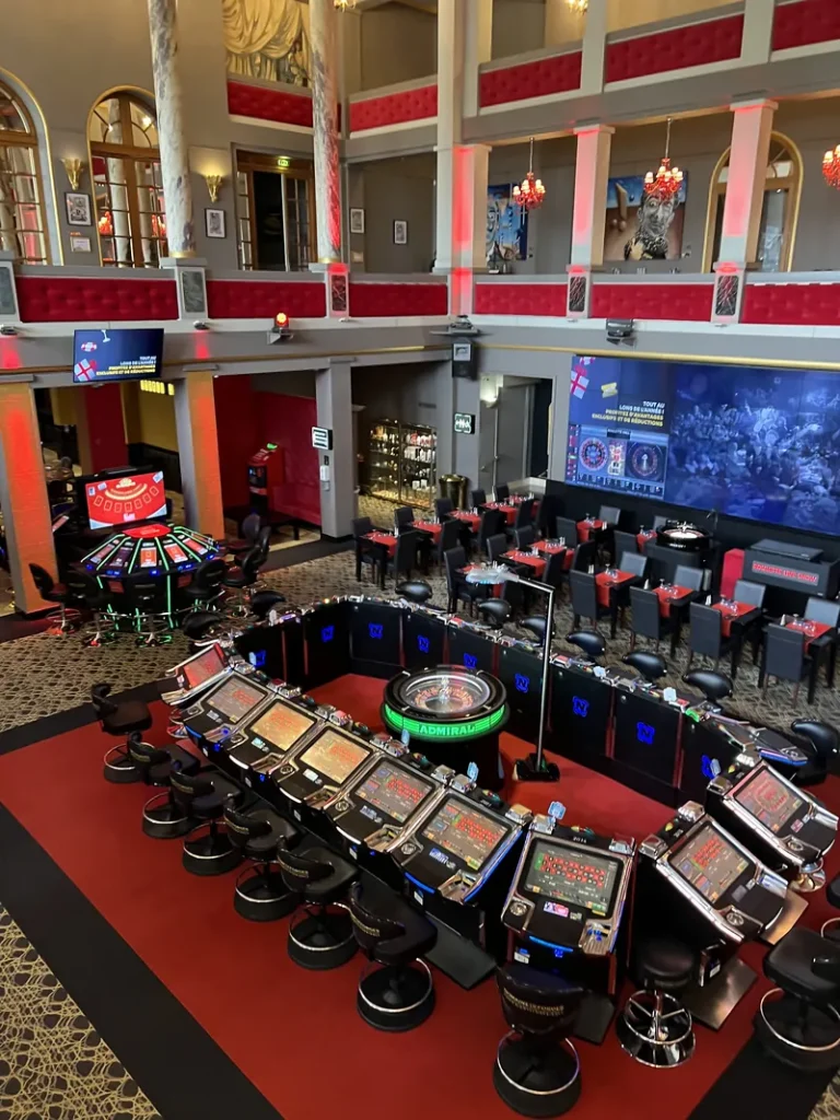 Vue plongeante sur la salle de jeux du Casino Partouche Forges Les Eaux