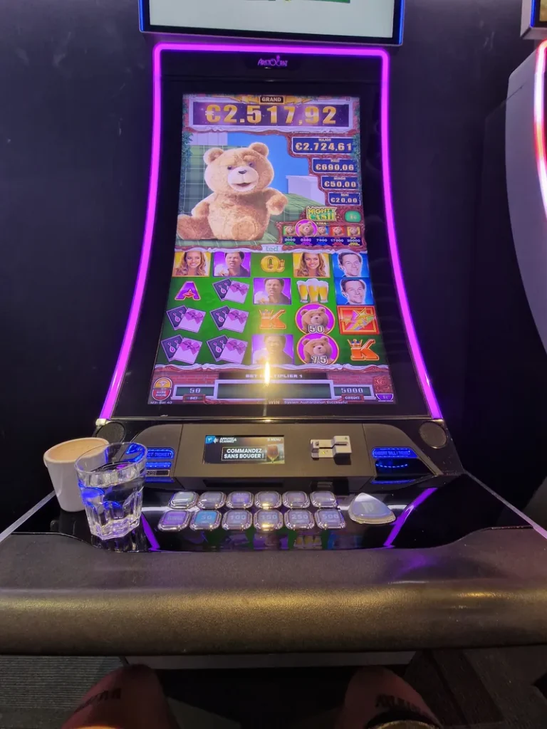 Machine violette du Casino Partouche Nice Palais Méditerranée