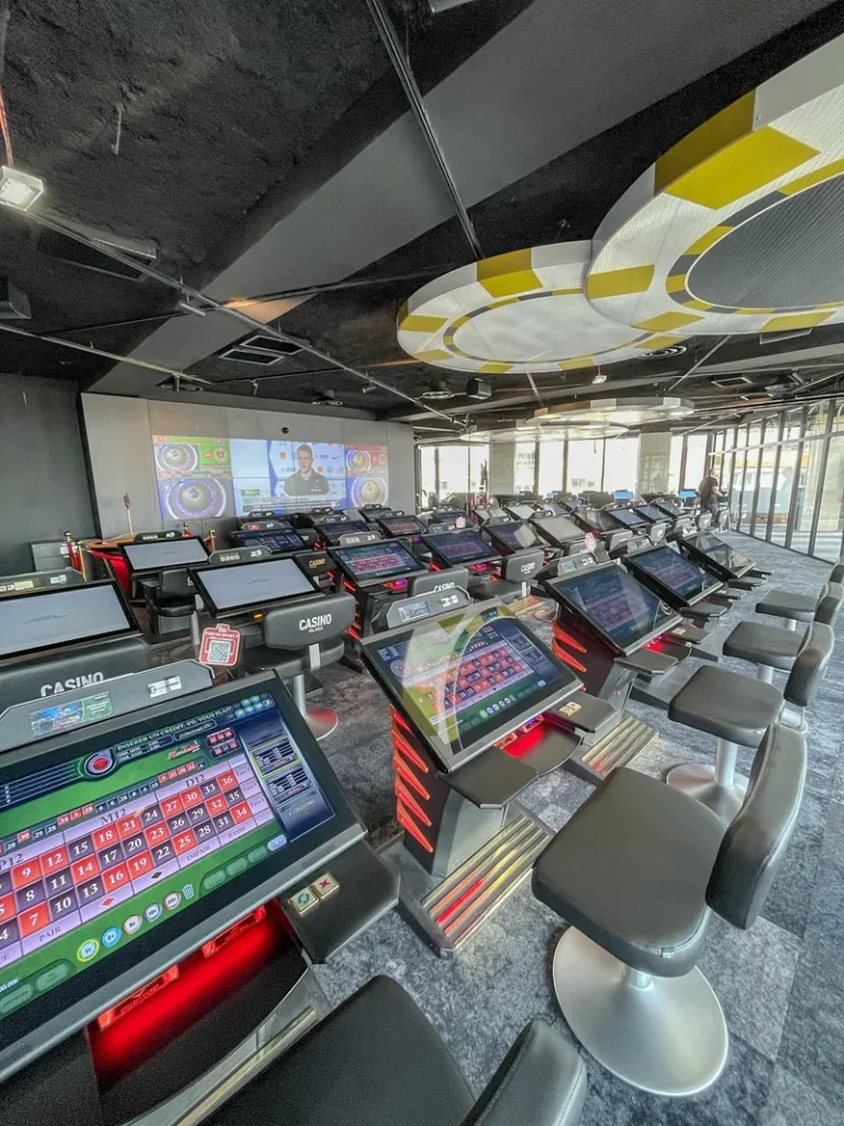Rangée de terminaux du Casino Partouche Palavas-les-Flots