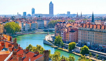 Vue panoramique de Lyon au bord du Rhône