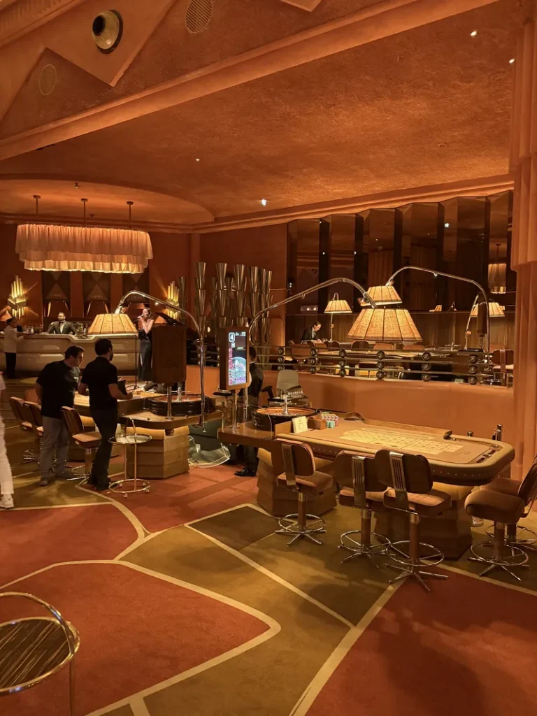 Salle de jeux aux tons dorés du Royal Palm Casino