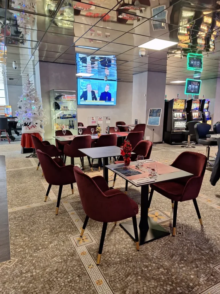 Dining area with red chairs at Casino Castéra-Verduzan